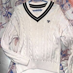 Aritzia TNA Clay Sweater Size XS fits over sized.